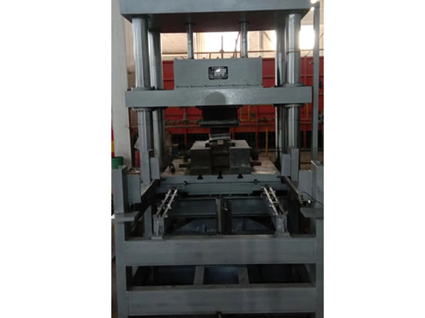 630T振動(dòng)液壓機(jī)帶機(jī)外出模